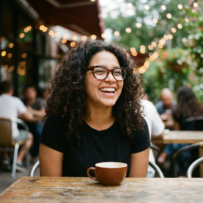 Karol Eye Wear - clienta en cafe